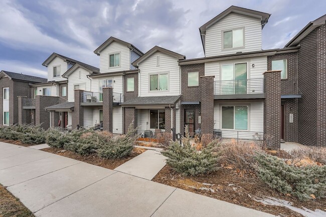 Building Photo - Beautiful two-story luxury townhome in highly sought after Belleview Place. Like new!