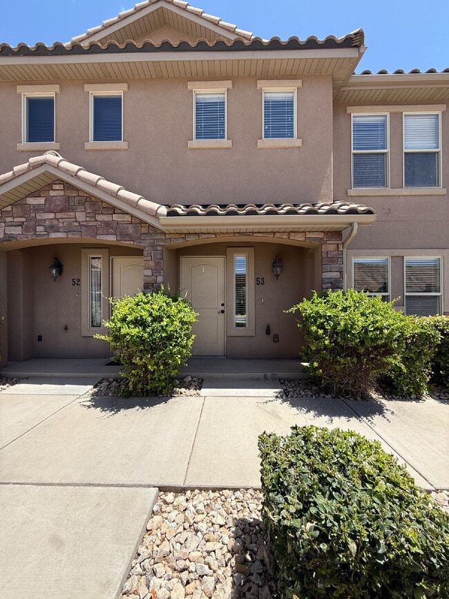 Building Photo - Fossil Hills Townhomes 3 Bed 2.5 Bath Unit 53