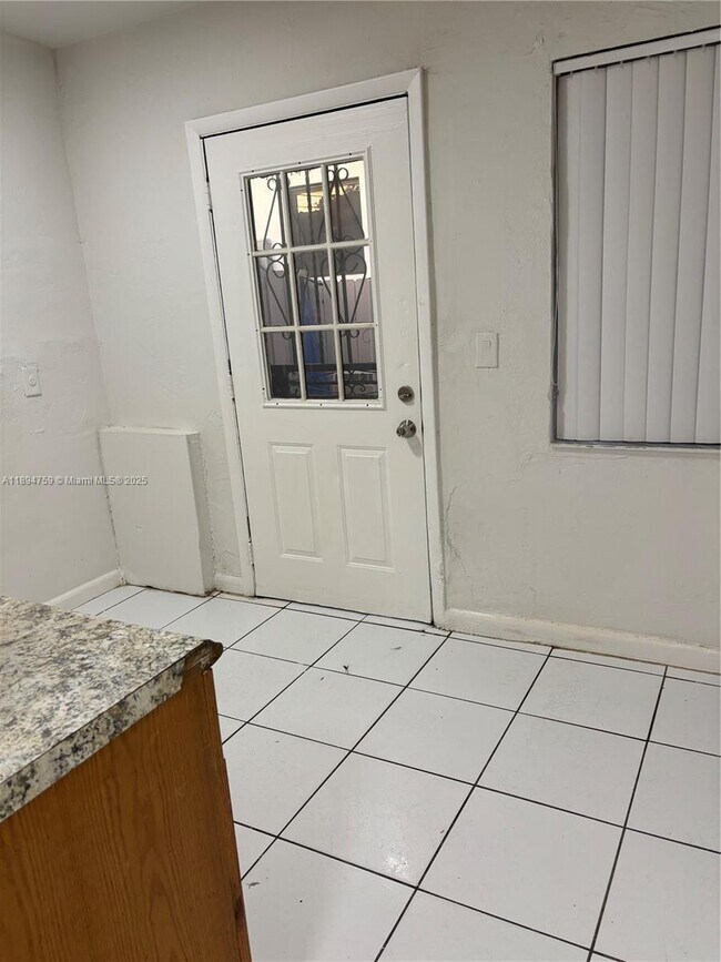 Photo - 2070 Washington Ave Unidad 2