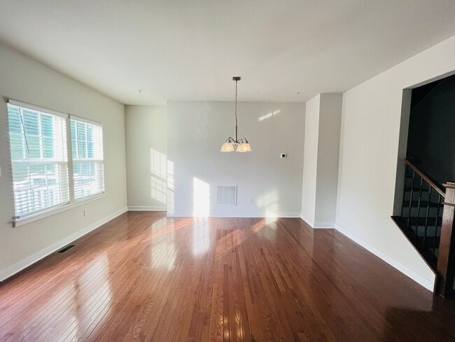 Photo - 1303 Samuel Dr