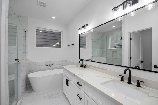 Photo - 3028 Live Oak St