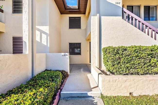 Building Photo - 5219 Lake Village Dr Unit 21