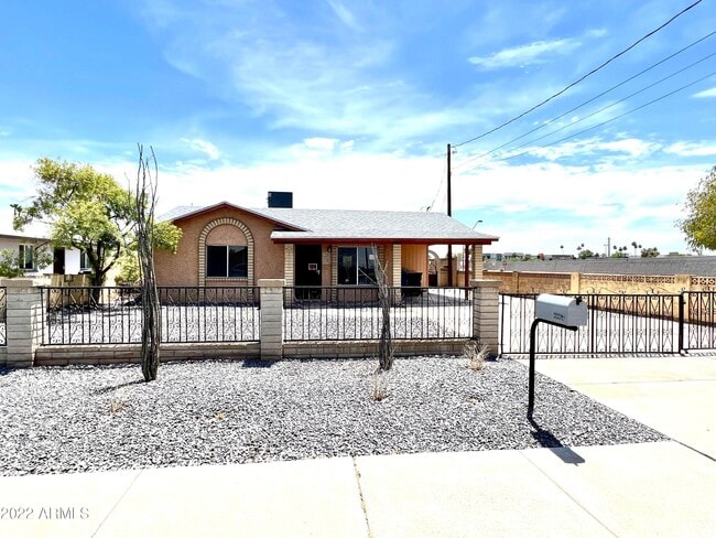 Photo - 2235 E Victory Dr