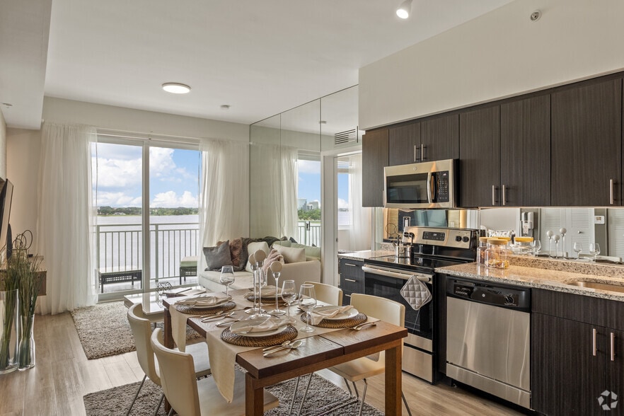 2BR, 2BA - 900SF -