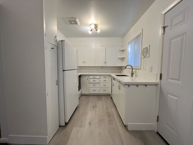 Photo - Cozy 1-Bedroom Apartment with Natural Light & Outdoor Living-Single level, feels more like a home... Unidad #2