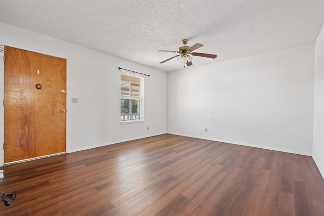 Photo - 2020 Walker St