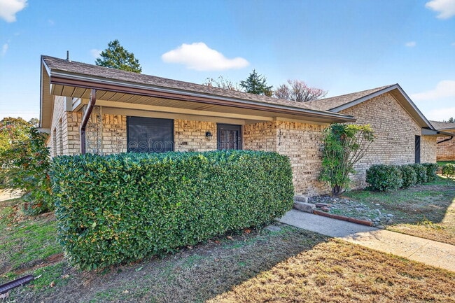 Photo - 3014 Jennifer Ave