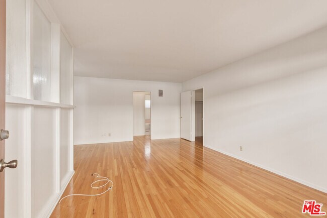 Photo - 1058 S Wooster St Unidad 1