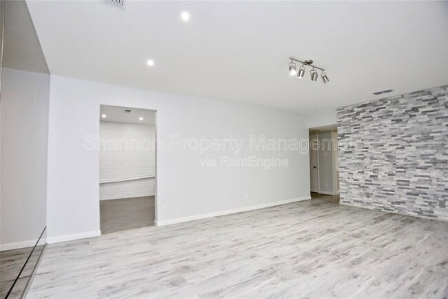 Photo - 2824 Briarhurst Dr Unit Apartment 16