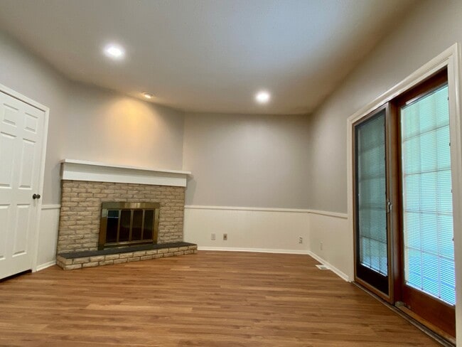 Photo - 2009 Crescent Dr