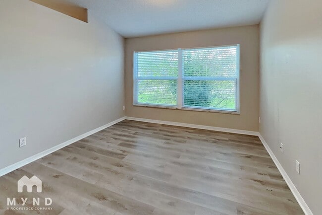 Photo - 915 River Wind Ave