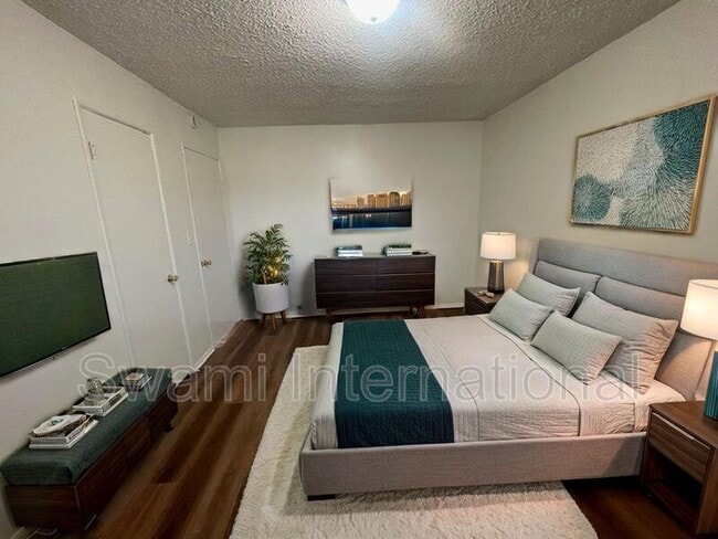 Photo - 1303 W 107th St