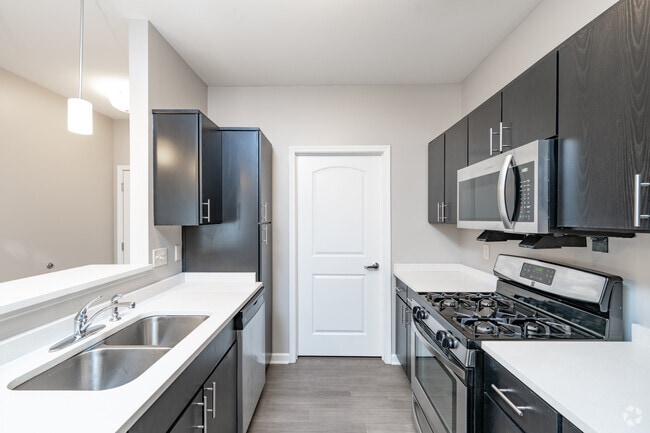 2BR, 2BA - 1076SF - Kitchen