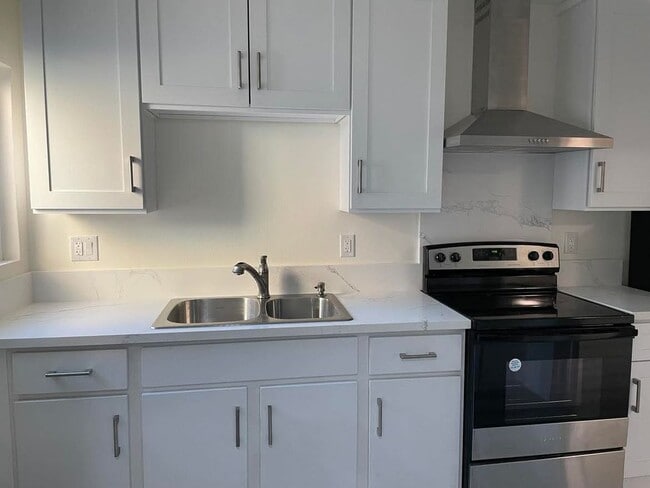 Photo - 158 W 225th St