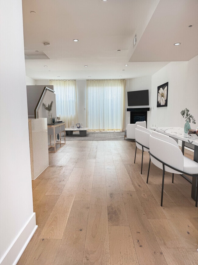 Photo - 108 S Croft Ave Townhome