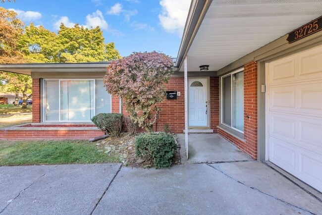 Photo - 32725 Barkley St