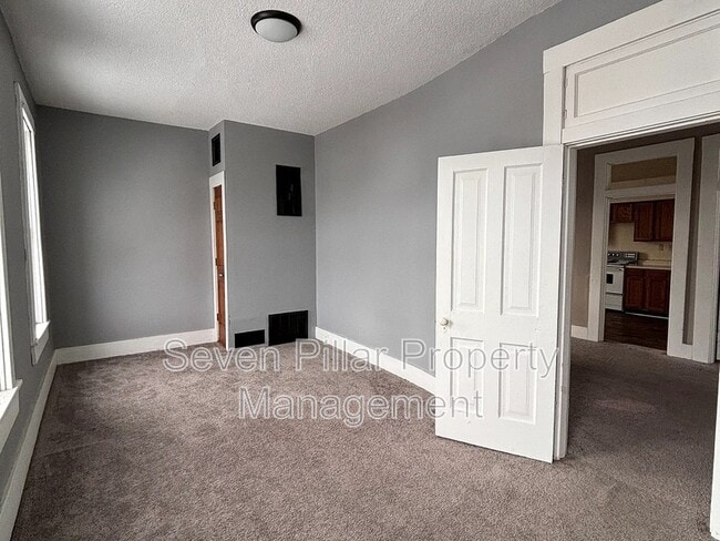 Building Photo - 428 E Main St Unit 1/2 (upper)