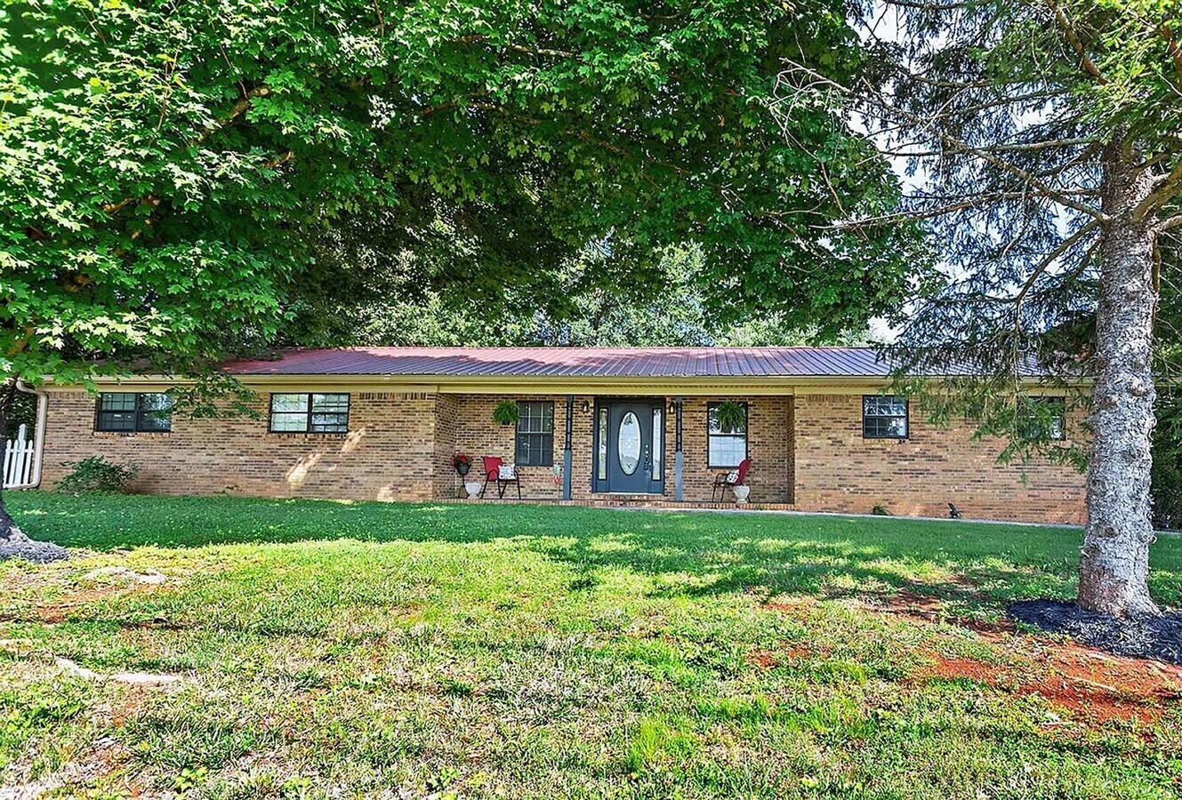 For Rent – Spacious 3 Bedroom Home on 1.5 Acres in Cleveland, TN - For Rent – Spacious 3 Bedroom Home on 1.5 Acres in Cleveland, TN