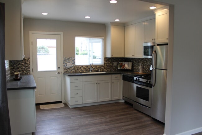 Building Photo - 7045-7045 Saranac St Unit 7043