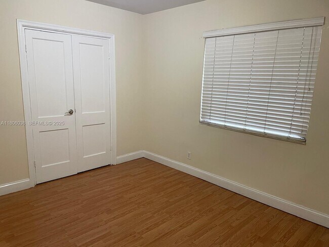 Photo - 815 W 40th St Unit 4