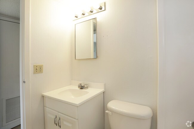 1BD1BA - 640 SqFt (Bathroom)