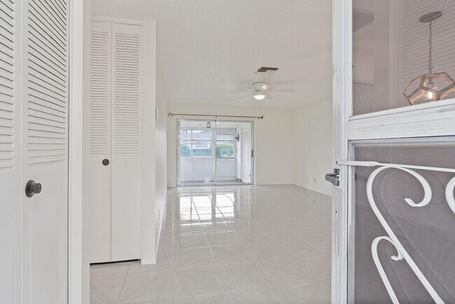 Photo - 2557 Dudley Dr W Unidad D