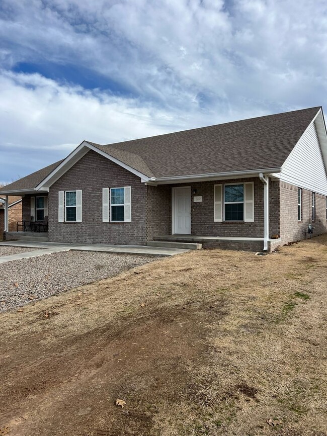 Building Photo - Nice 3 bedroom, 2 bath brick duplex