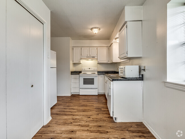 Salem West - Kitchen - Salem West Rental