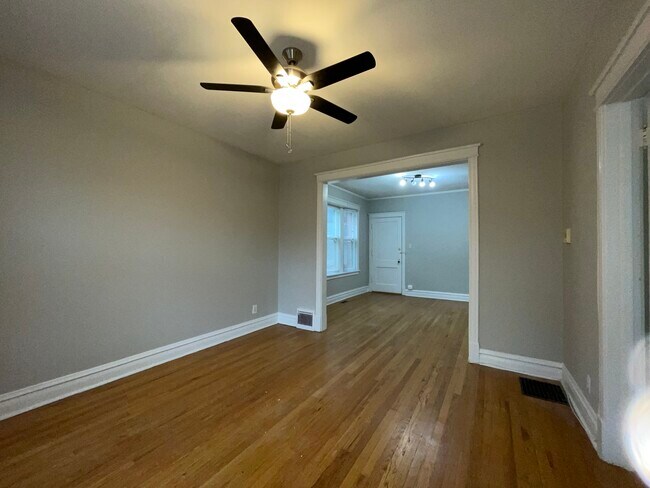 Photo - 1721 W Farragut Ave Unit 2