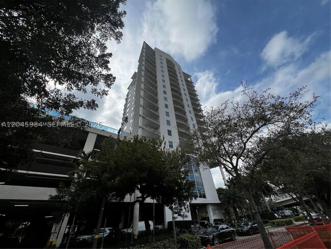 Building Photo - 10 SW South River Dr Unit 812