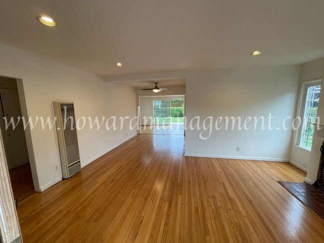 Photo - Beautiful Home On Corner Lot With Large Ba...