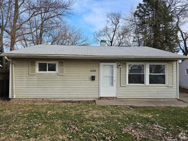 Building Photo - 3 bedroom ranch house FOR RENT