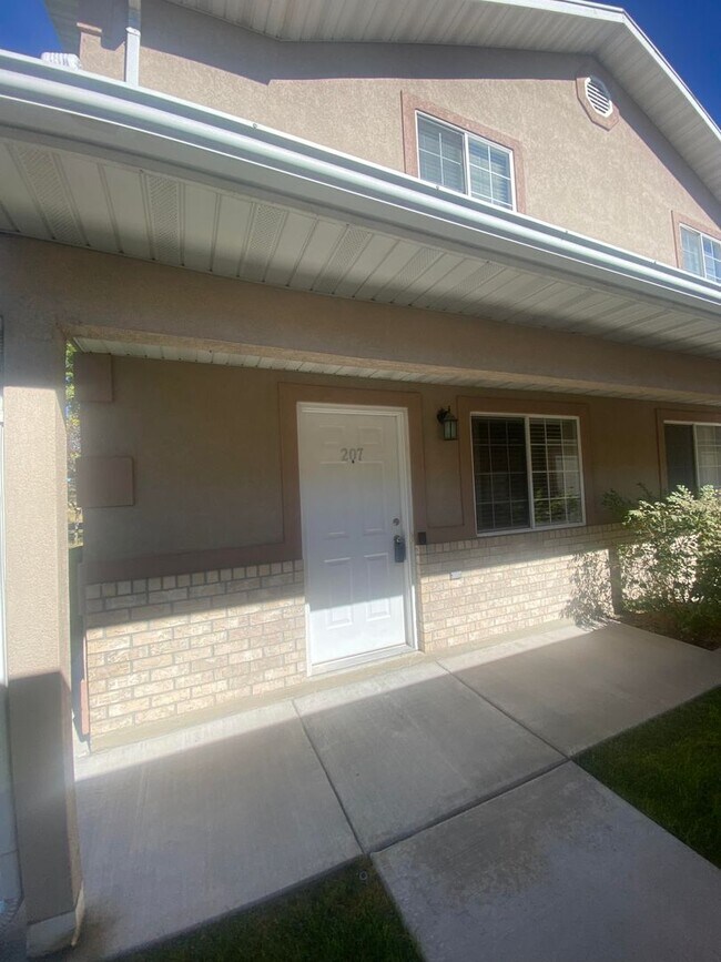 Blackhawk Townhome - Blackhawk Townhome