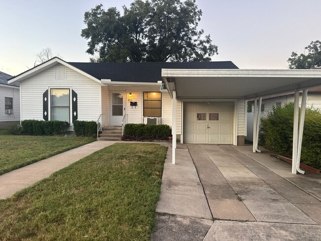 Photo - CUTE!!! 2 Bedroom 1 Bath Cute Home with Beautiful Landscaping and Garage