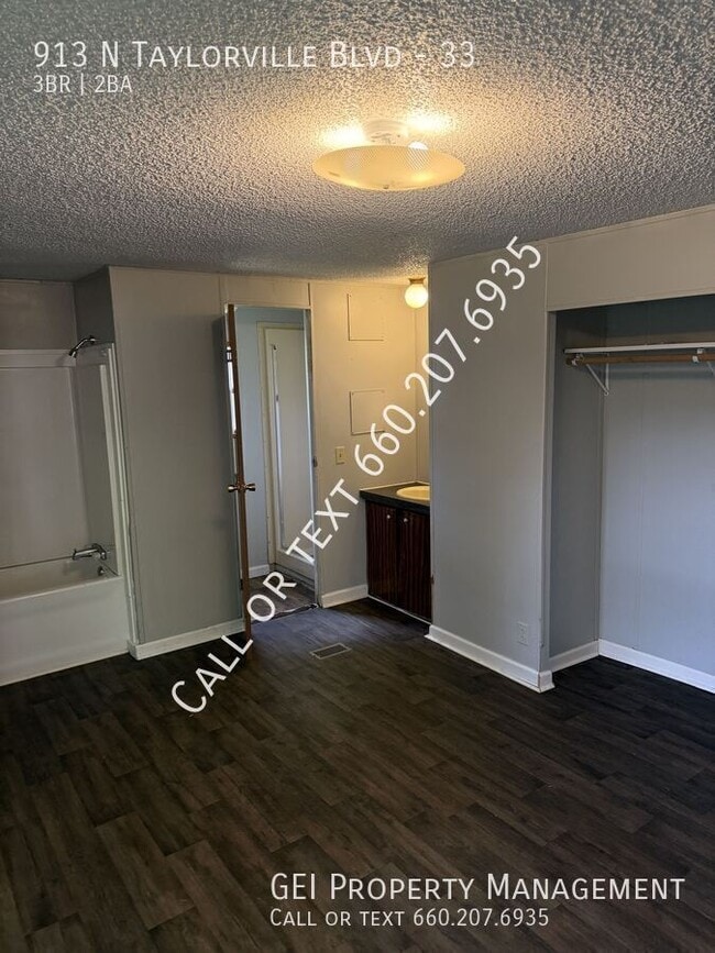 Photo - 913 N Taylorville Blvd