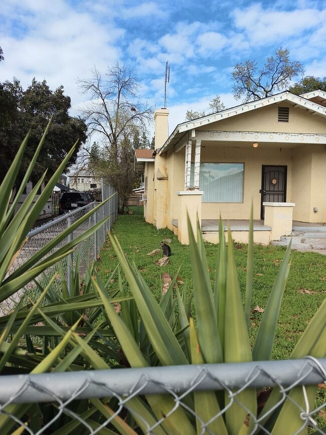 Building Photo - 3035 E El Monte Way