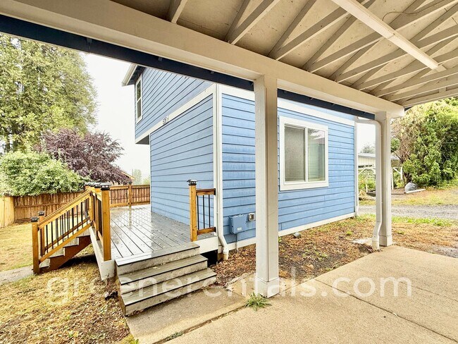 526-1/2 S Main St