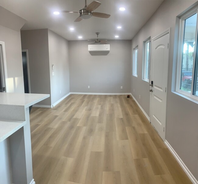 living room - 3448 Fairmount Blvd Unit 3448