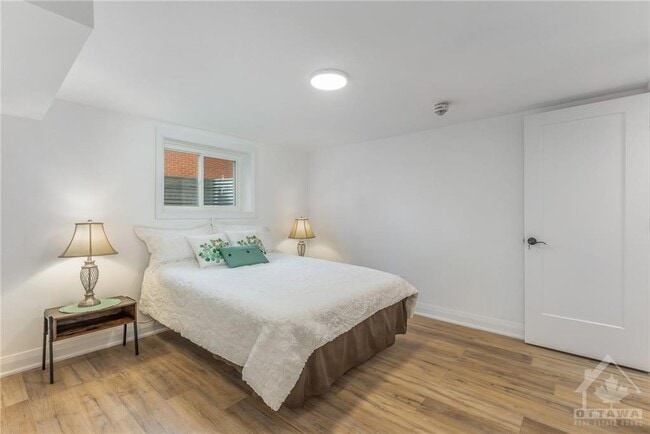 Photo - 2093 Saunderson Dr