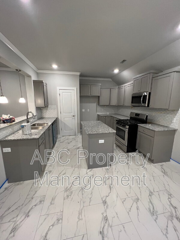 Photo - 426 W Tyler Rd