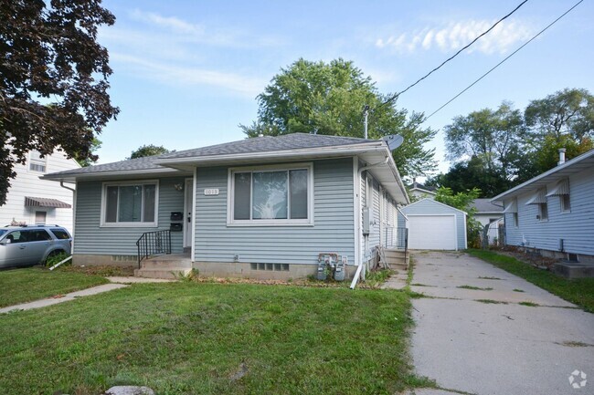 Building Photo - 1013 9th St NE Unit # A Rental