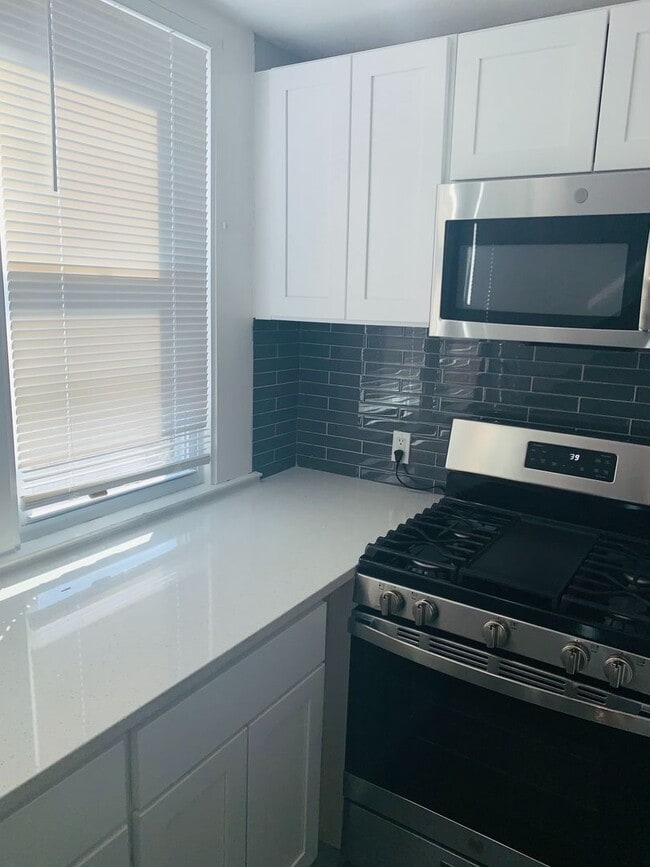 Building Photo - 30 Rowe St Unit 3rd Fl Rental