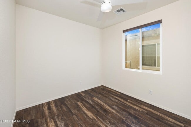 Photo - 1385 Warbler Wy