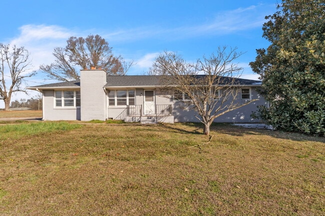 Building Photo - Spacious 3BR Ranch on Over Half an Acre in Seneca! $1,700/mo rent