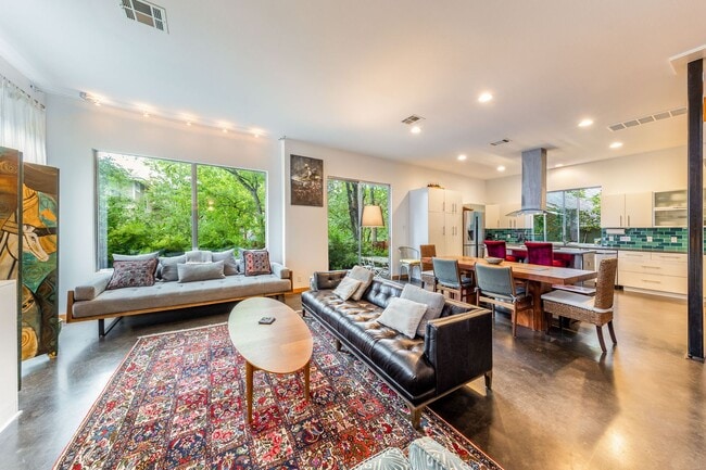 Building Photo - Gorgeous Fully Furnished Home in Brentwood...