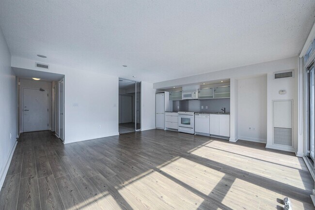 Photo - 4-1724 Spadina Ave.