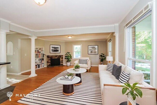 Photo - 111 Point Cir