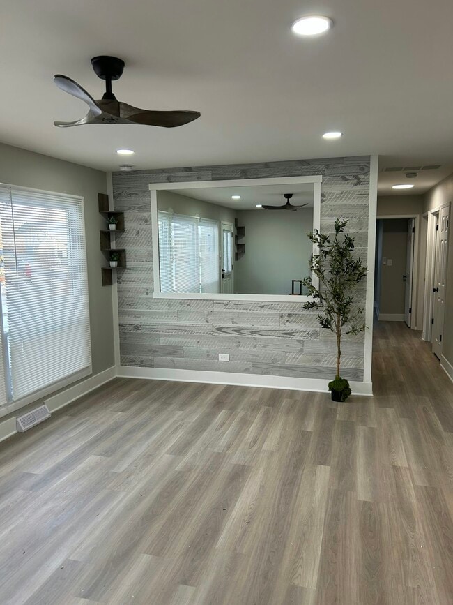 Photo - 921 Stratford Ln