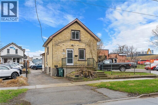 Photo - 527 Wellington St N