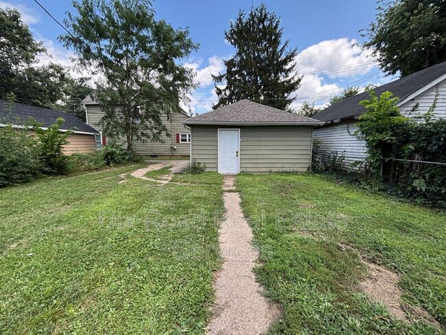 Photo - 405 Moore St
